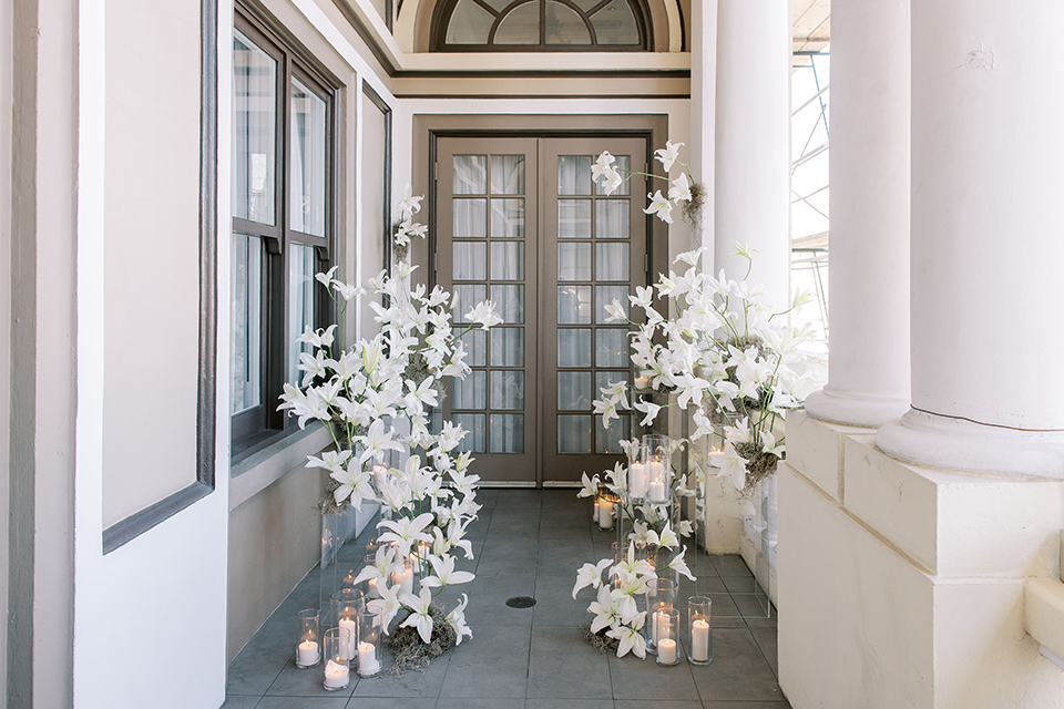  lush arrangement of white lilies and delicate blooms beautifully decorates the wedding ceremony space at the US Grant House, enhancing the romantic ambiance with soft, elegant florals.